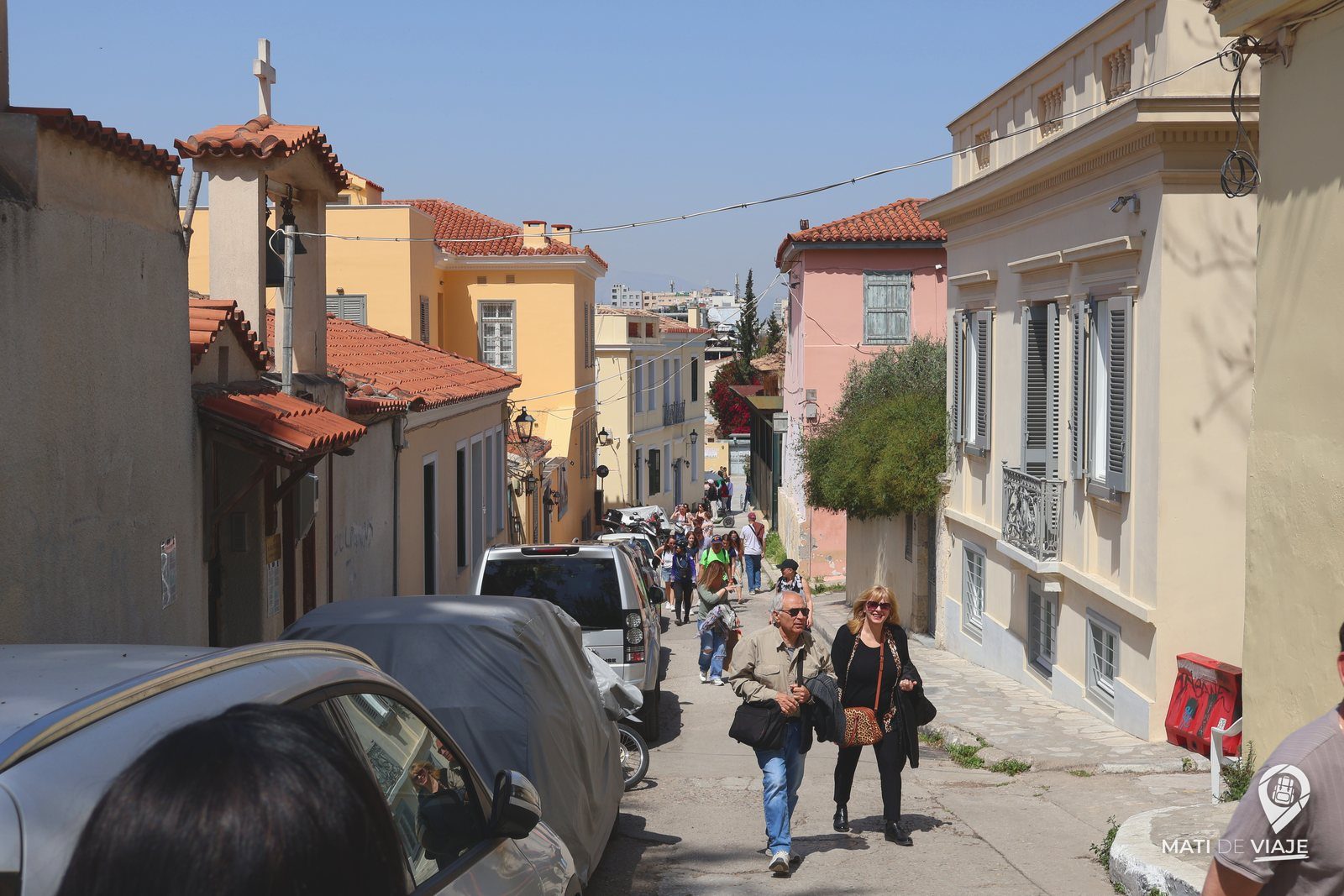 Calle del casco histórico de Atenas con casas de colores