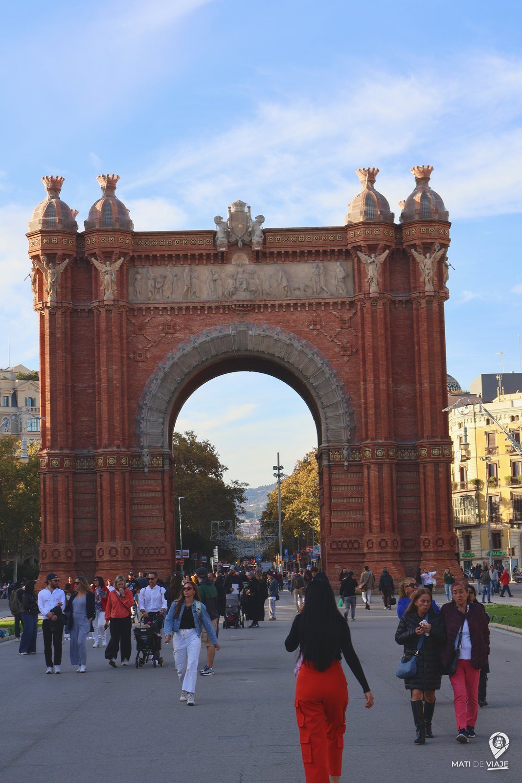 Arco de Triunfo de Barcelona con gente paseando