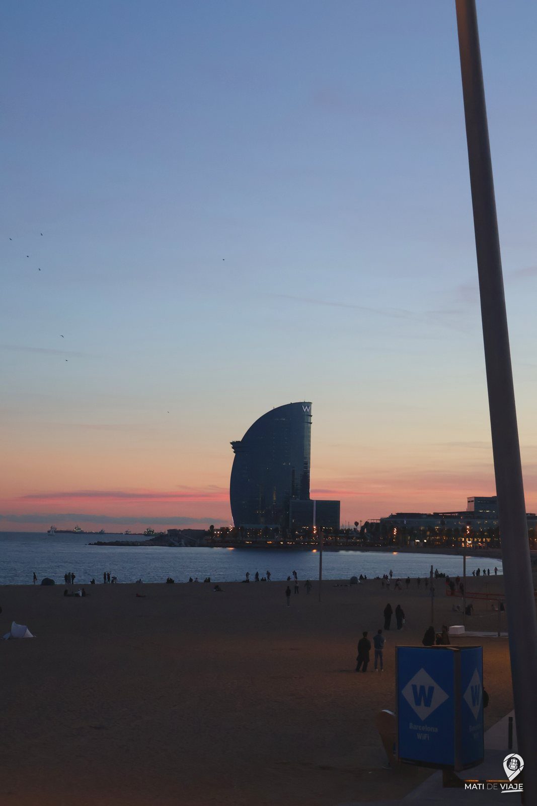 Atardecer en la playa de la Barceloneta