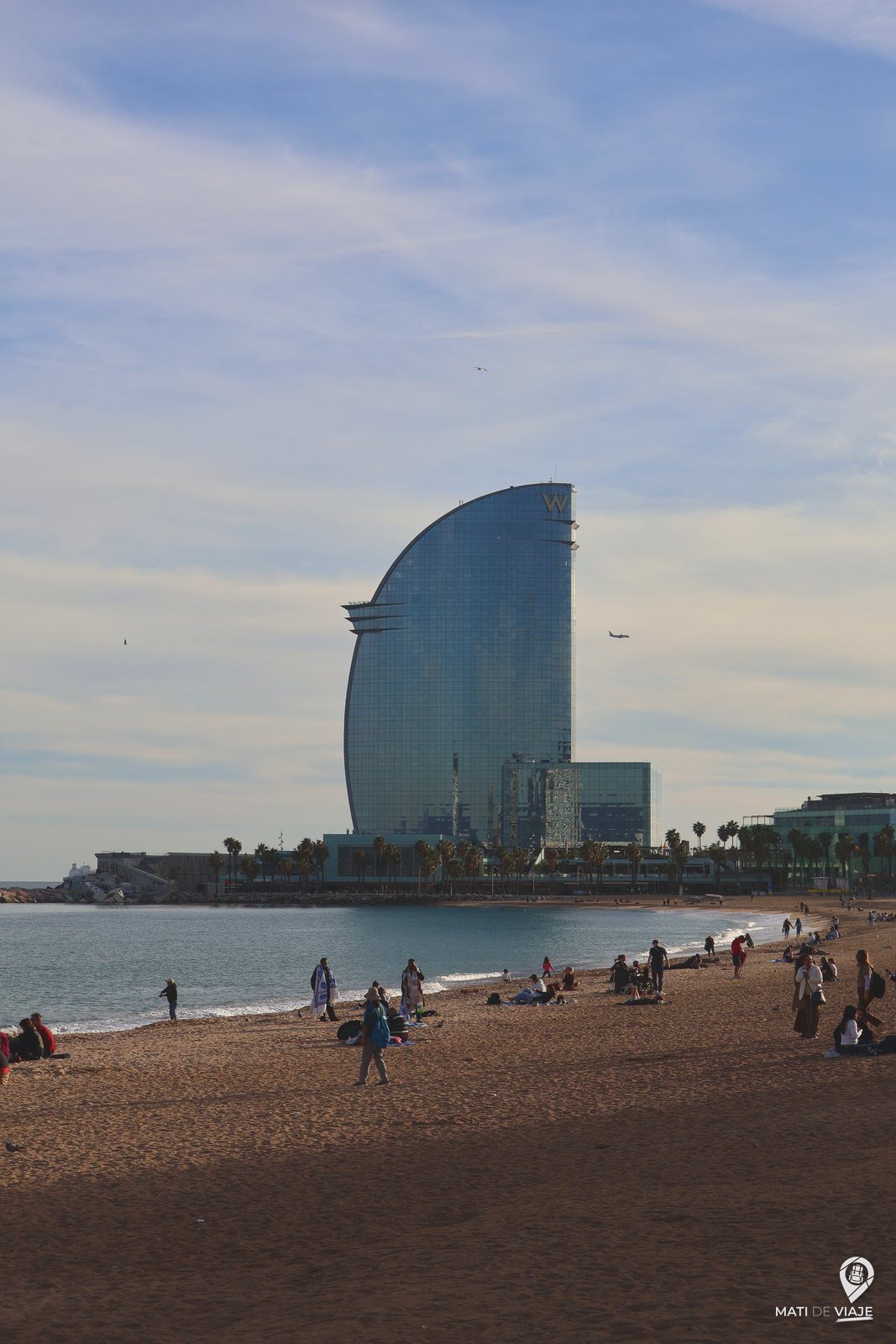Playa de la Barceloneta con el hotel W de fondo