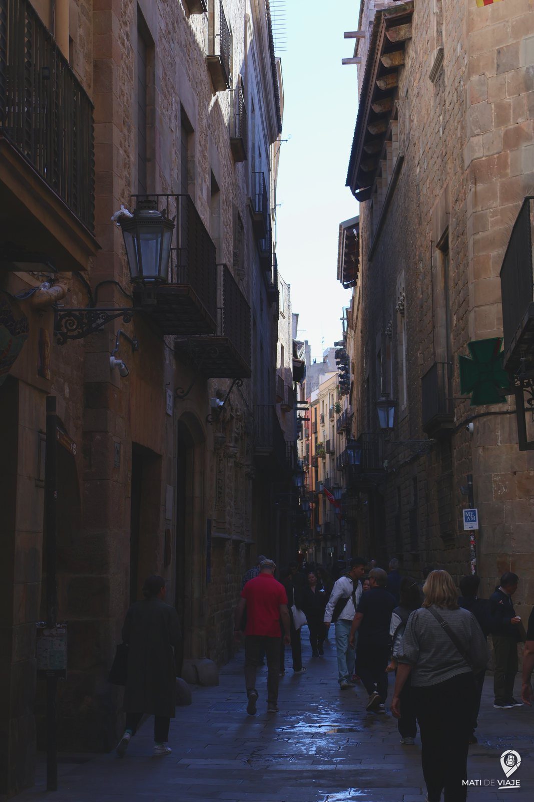 Calle angosta del Barrio Gótico de Barcelona