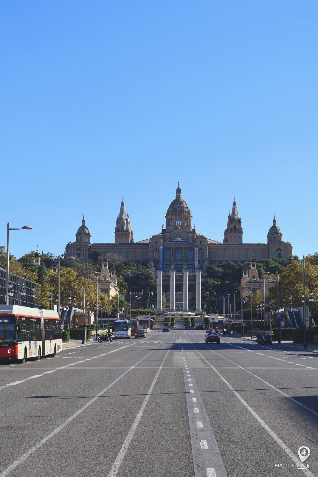 Avenida que lleva de Plaza España al MNAC en Montjuïc