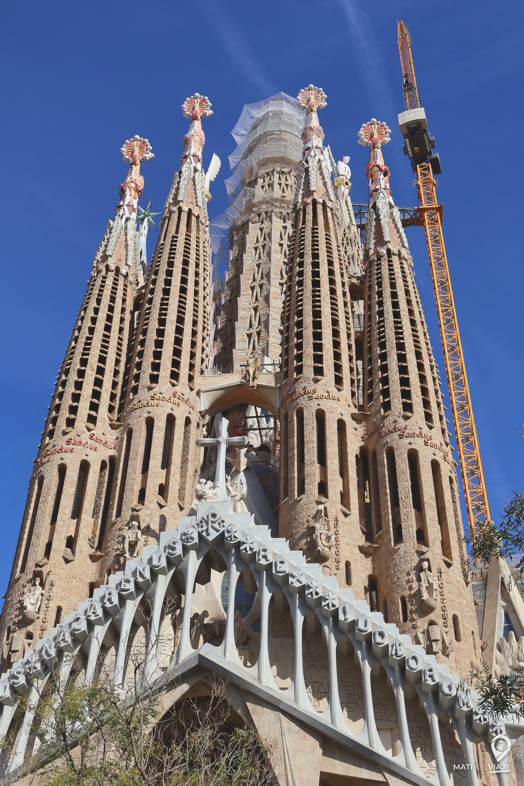 Fachada y torres de la Sagrada Familia de Barcelona
