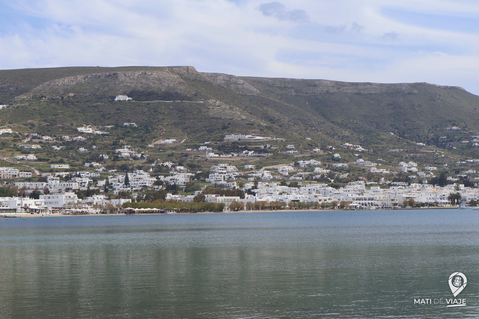 Bahía de Paros con el pueblo blanco frente al mar