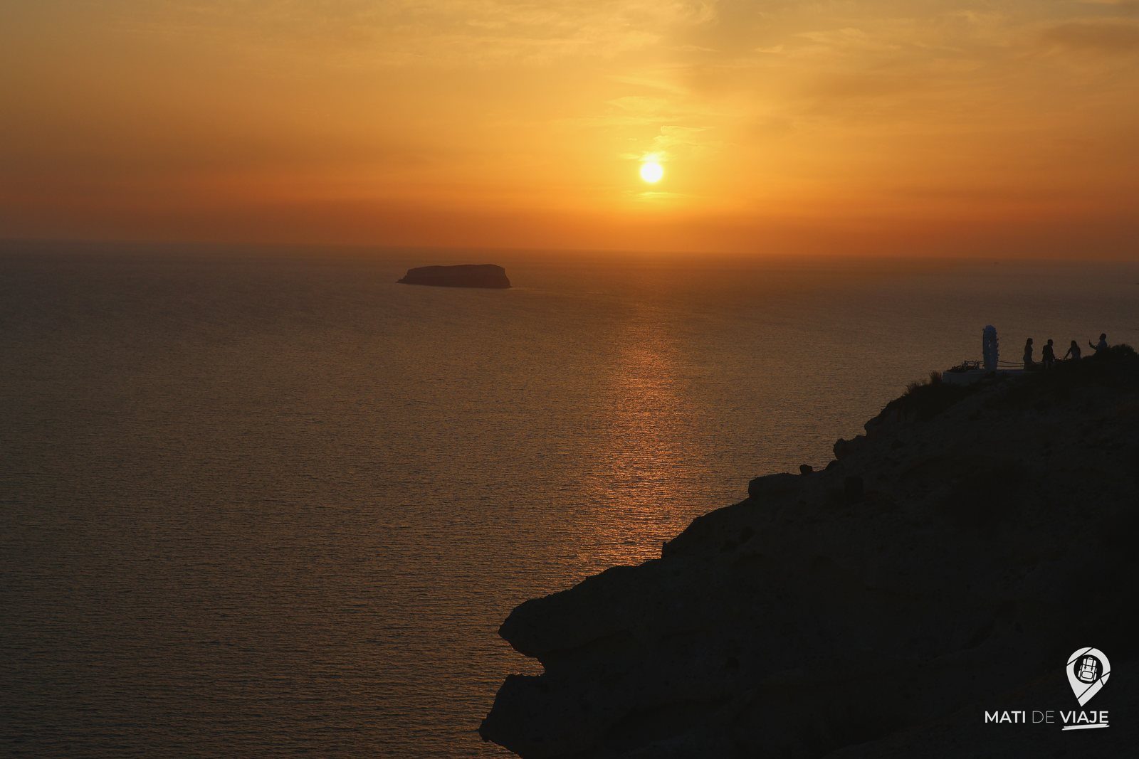 Atardecer sobre el mar Egeo desde los acantilados de Santorini