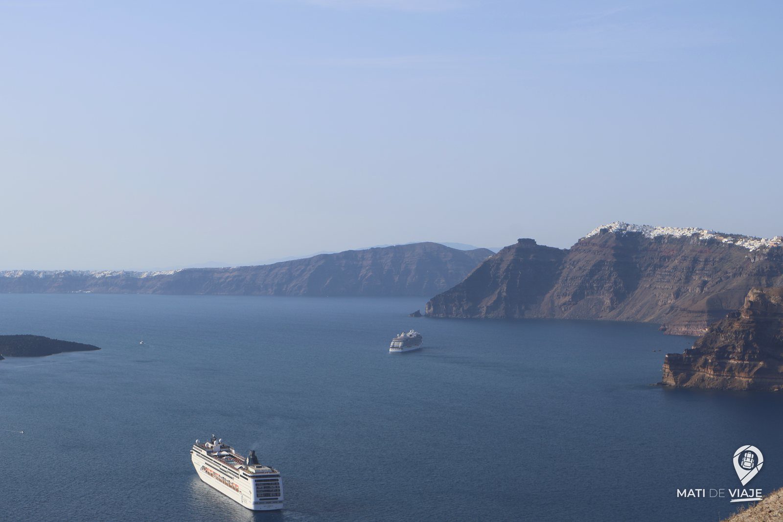 Vista de la caldera de Santorini con un crucero en el mar