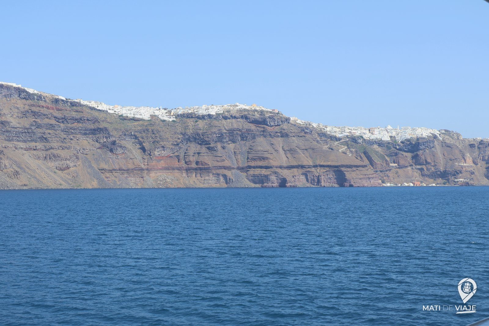 Acantilados de Santorini vistos desde el ferry al llegar a la isla